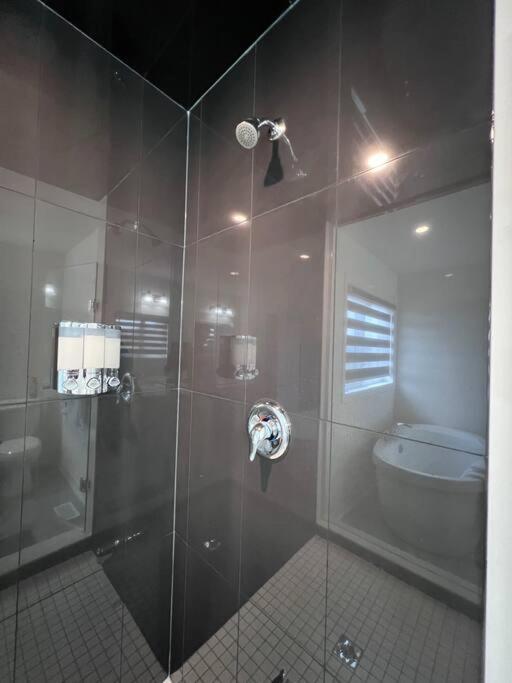 Brand New 4 Bedroom Villa By Hamilton Airport! Exterior photo