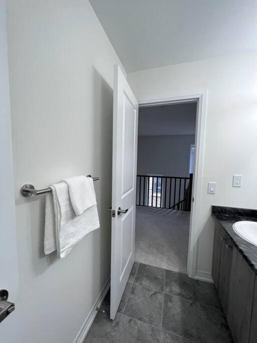 Brand New 4 Bedroom Villa By Hamilton Airport! Exterior photo