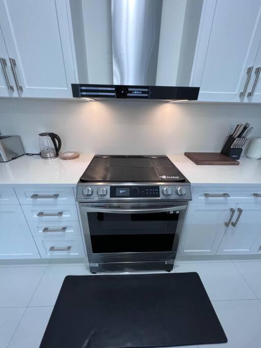 Brand New 4 Bedroom Villa By Hamilton Airport! Exterior photo