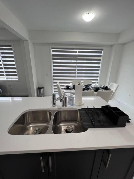Brand New 4 Bedroom Villa By Hamilton Airport! Exterior photo