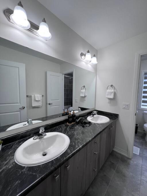 Brand New 4 Bedroom Villa By Hamilton Airport! Exterior photo