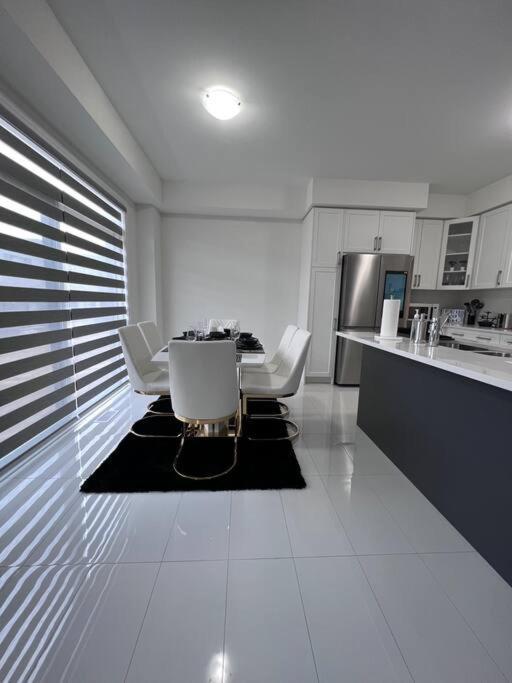 Brand New 4 Bedroom Villa By Hamilton Airport! Exterior photo