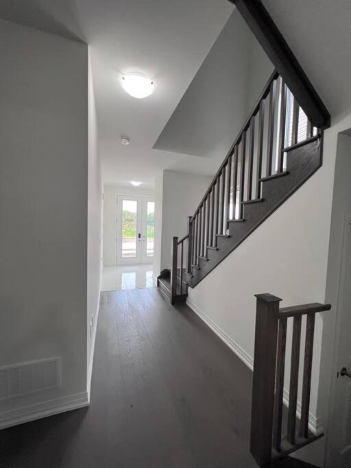Brand New 4 Bedroom Villa By Hamilton Airport! Exterior photo